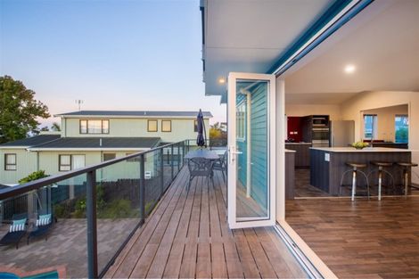 Photo of property in 16 Ridge Road, Waiake, Auckland, 0630