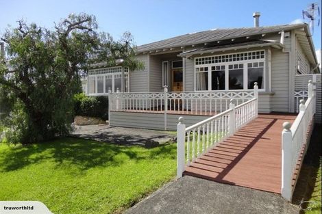 Photo of property in 2/4 Marine Terrace, Bayswater, Auckland, 0622