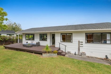 Photo of property in 2/15 Tetrarch Place, Totara Vale, Auckland, 0629