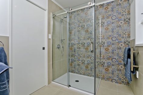 Photo of property in 18 Hatherlow Street, Glenfield, Auckland, 0629