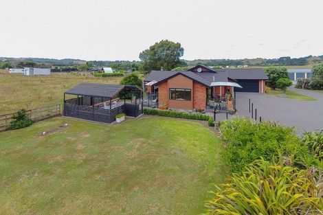 Photo of property in 12 Beach Road, Urenui, 4377