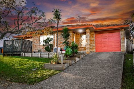 Photo of property in 28 Ginders Drive, Massey, Auckland, 0614