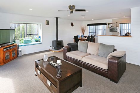 Photo of property in 16 Thorn Road, Tuakau, 2121