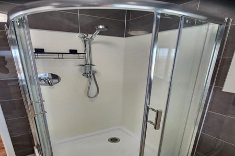 Photo of property in 623 Glenfield Road, Totara Vale, Auckland, 0629