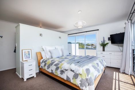 Photo of property in 10 Strandon Place, Strandon, New Plymouth, 4312