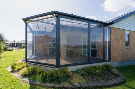 Photo of property in 28 Barry Curtis Place, Levin, 5510