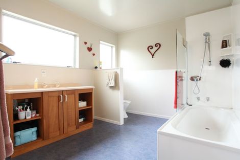 Photo of property in 9 East Street, Raglan, 3225