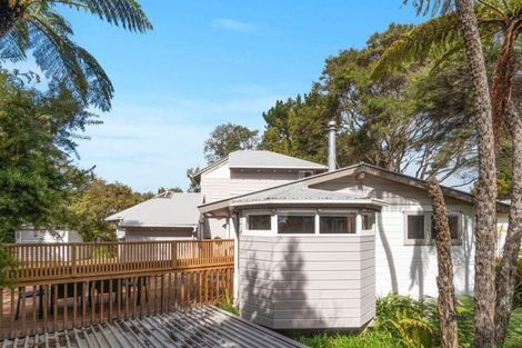 Photo of property in 18 Easter Parade, Glen Eden, Auckland, 0602