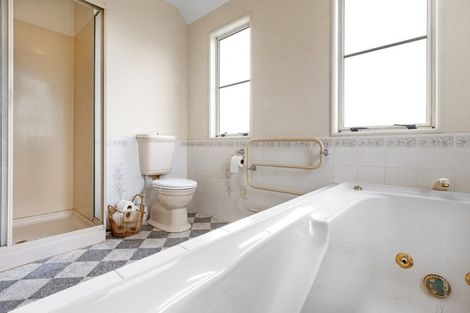 Photo of property in 25 Brockhall Lane, Avonhead, Christchurch, 8042