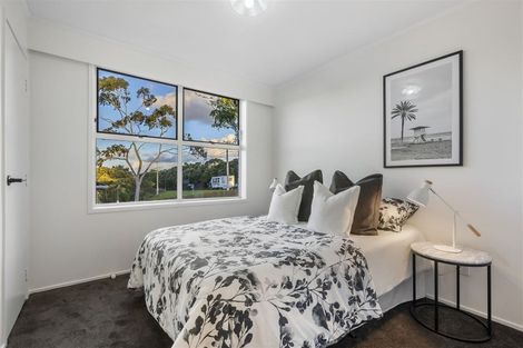 Photo of property in 2/307 Wairau Road, Totara Vale, Auckland, 0627