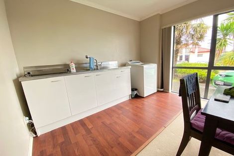 Photo of property in 43 Calypso Way, Unsworth Heights, Auckland, 0632