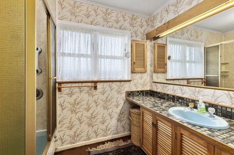 Photo of property in 16 Stewart Drive, Newlands, Wellington, 6037