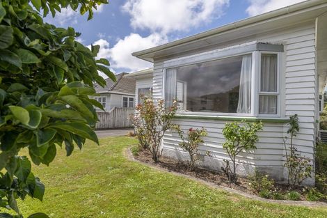 Photo of property in 16 Cambridge Street, Tawa, Wellington, 5028