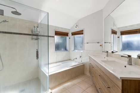 Photo of property in 7b Peter Terrace, Castor Bay, Auckland, 0620