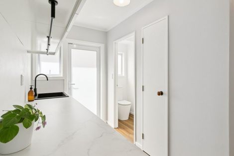 Photo of property in 21 Mexted Terrace, Tawa, Wellington, 5028