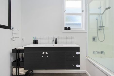 Photo of property in 17 Gardiner Place, Havelock North, 4130