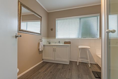 Photo of property in 67 Pacific Drive, Fitzherbert, Palmerston North, 4410