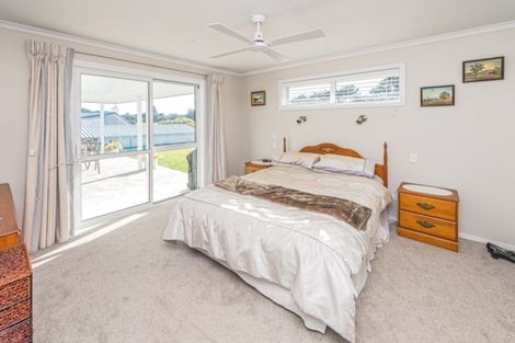 Photo of property in 37 Golf Vue Place, Castlecliff, Whanganui, 4501