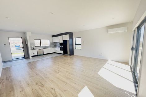 Photo of property in 41b Crestview Rise, Papakura, 2110