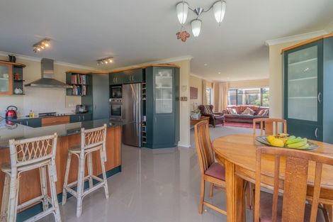 Photo of property in 5 Tollana Road, Te Atatu Peninsula, Auckland, 0610