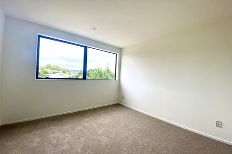 Photo of property in 1/20 Peach Road, Glenfield, Auckland, 0629