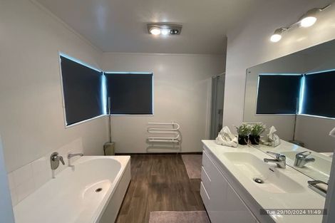 Photo of property in 1/59 Ribbonwood Crescent, Goodwood Heights, Auckland, 2105