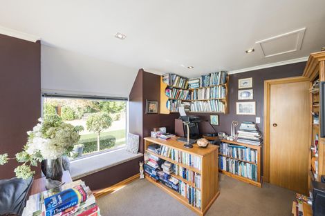 Photo of property in 38 Titirangi Drive, Fitzherbert, Palmerston North, 4471
