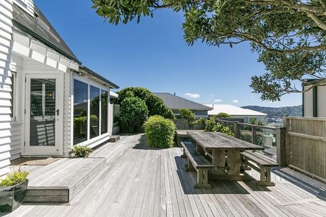 Photo of property in 8 Robieson Lane, Roseneath, Wellington, 6011