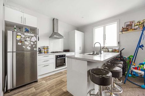 Photo of property in 100 Randwick Road, Moera, Lower Hutt, 5010