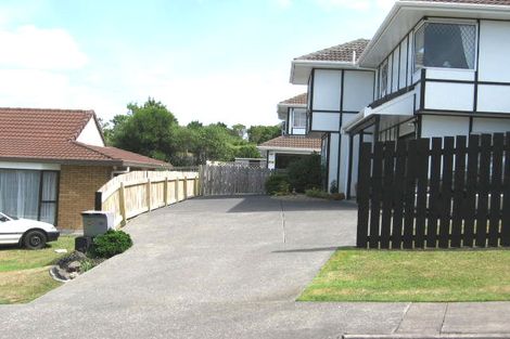 Photo of property in 2/6 Strabo Place, Windsor Park, Auckland, 0632