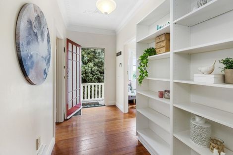 Photo of property in 33 Tio Tio Road, Miramar, Wellington, 6022