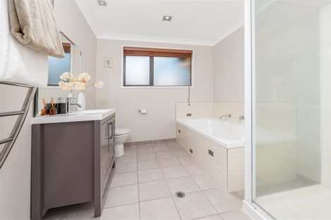 Photo of property in 39 Lake Panorama Drive, Henderson, Auckland, 0612