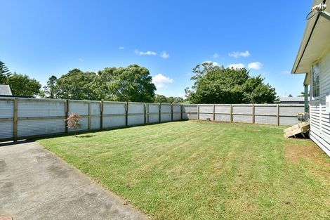 Photo of property in 2/11 Parakai Avenue, Parakai, 0830