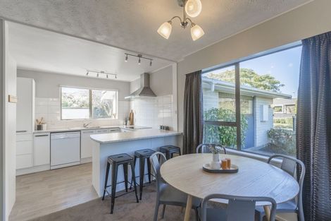 Photo of property in 15 Rosebank Grove, Waikanae, 5036