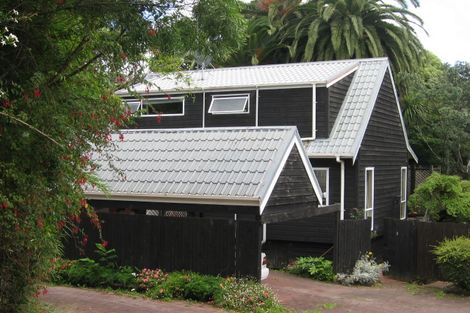 Photo of property in 2/8 Otahuri Crescent, Greenlane, Auckland, 1051