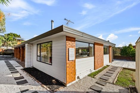Photo of property in 2/16 Matisse Drive, West Harbour, Auckland, 0618
