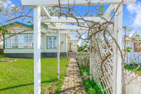 Photo of property in 8 Nikau Street, New Lynn, Auckland, 0600