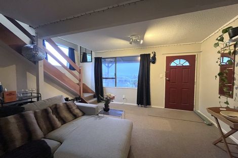 Photo of property in 7b Ladbrooke Drive, Newlands, Wellington, 6037