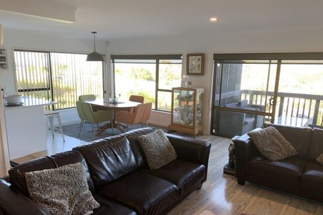 Photo of property in 5 Warwick Avenue, Titirangi, Auckland, 0604