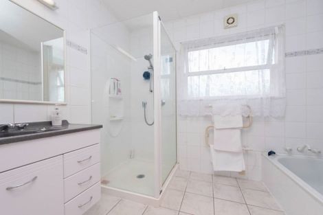 Photo of property in 16 Ellesmere Crescent, Pakuranga Heights, Auckland, 2010