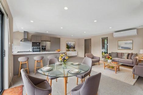 Photo of property in 92 George Deane Place, Greenhithe, Auckland, 0632