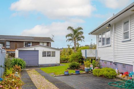 Photo of property in 35 Castleford Street, Green Bay, Auckland, 0604