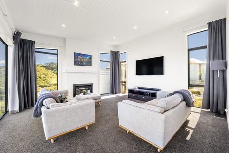 Photo of property in 17 Promontory Crescent, Newlands, Wellington, 6037