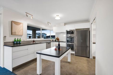 Photo of property in 6 Saint Andrews Parkway, Waiwhakaiho, New Plymouth, 4312