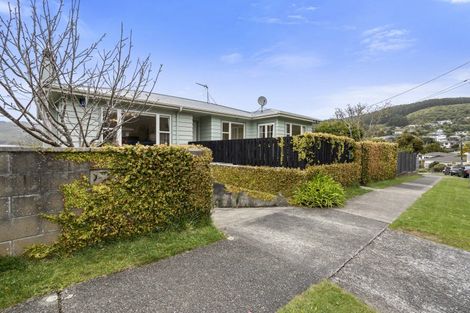 Photo of property in 28 Saint Johns Terrace, Tawa, Wellington, 5028