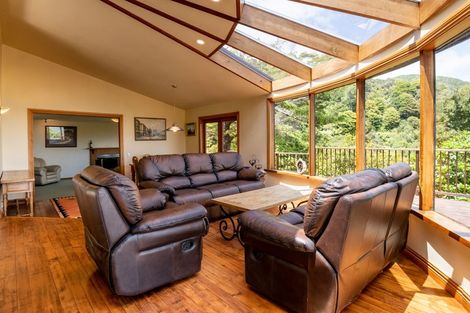 Photo of property in 5 Whiorau Grove, Lowry Bay, Lower Hutt, 5013