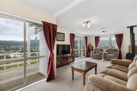 Photo of property in 24 Bartlett Grove, Tawa, Wellington, 5028