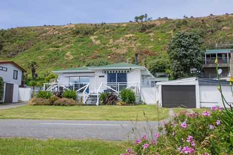 Photo of property in 18 Lake Ferry Road, Lake Ferry, Featherston, 5772