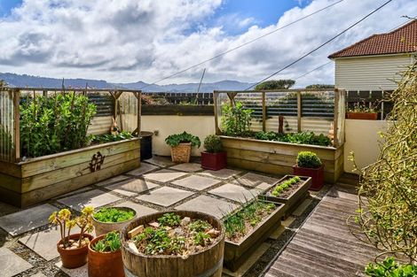 Photo of property in 76 The Crescent, Roseneath, Wellington, 6011