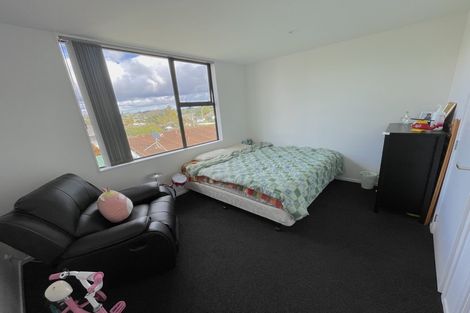 Photo of property in 10/15 Chivalry Road, Glenfield, Auckland, 0629